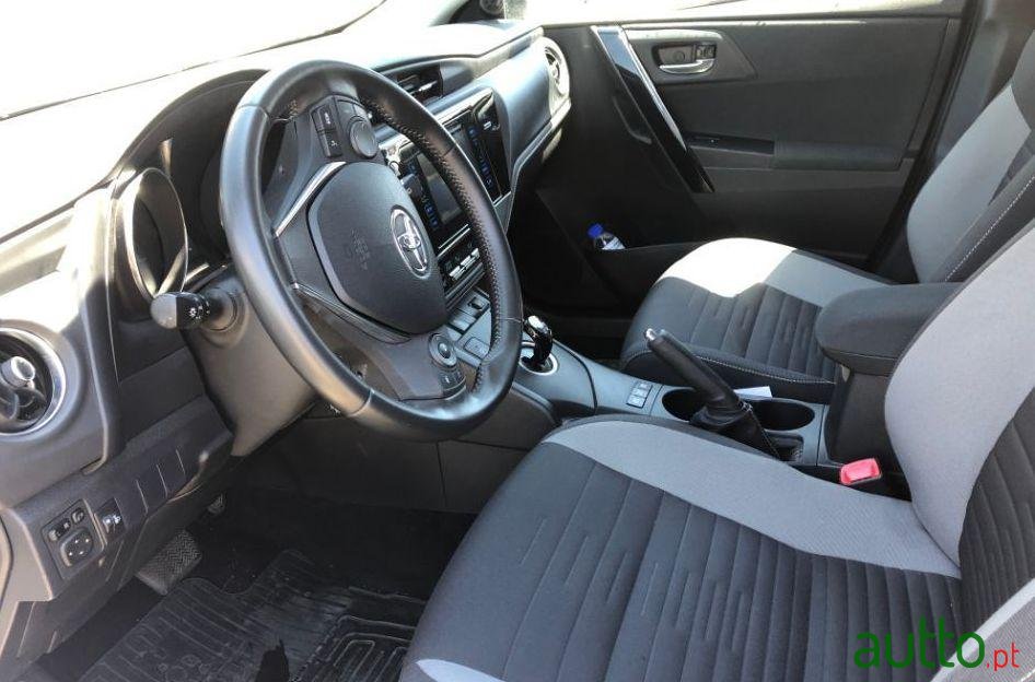 2016' Toyota Auris photo #2