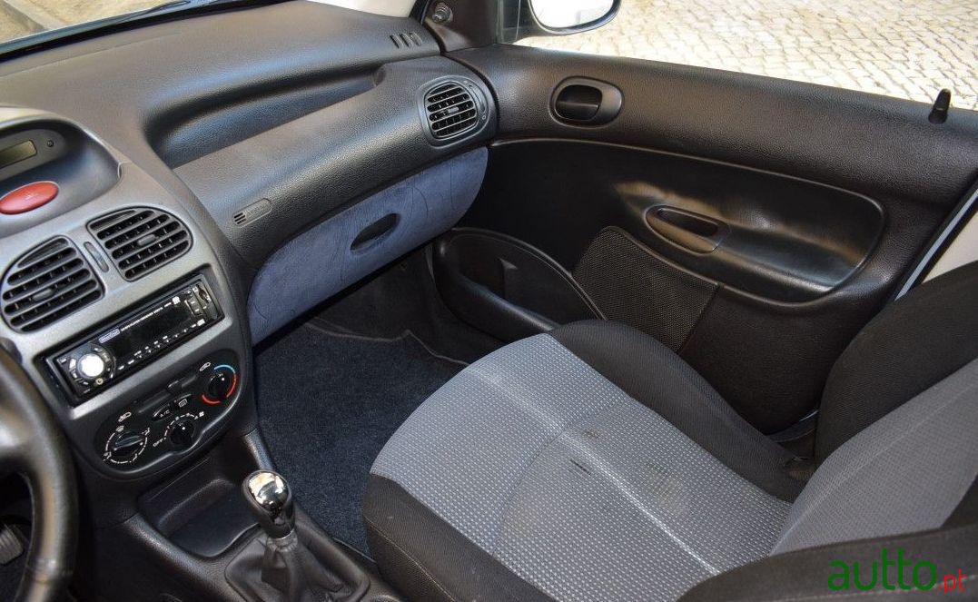 2004' Peugeot 206 Sw photo #2