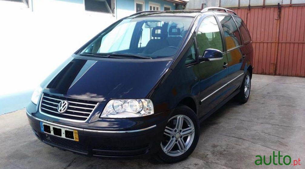 2009' Volkswagen Sharan 2.0 TDi BlueMotion photo #2