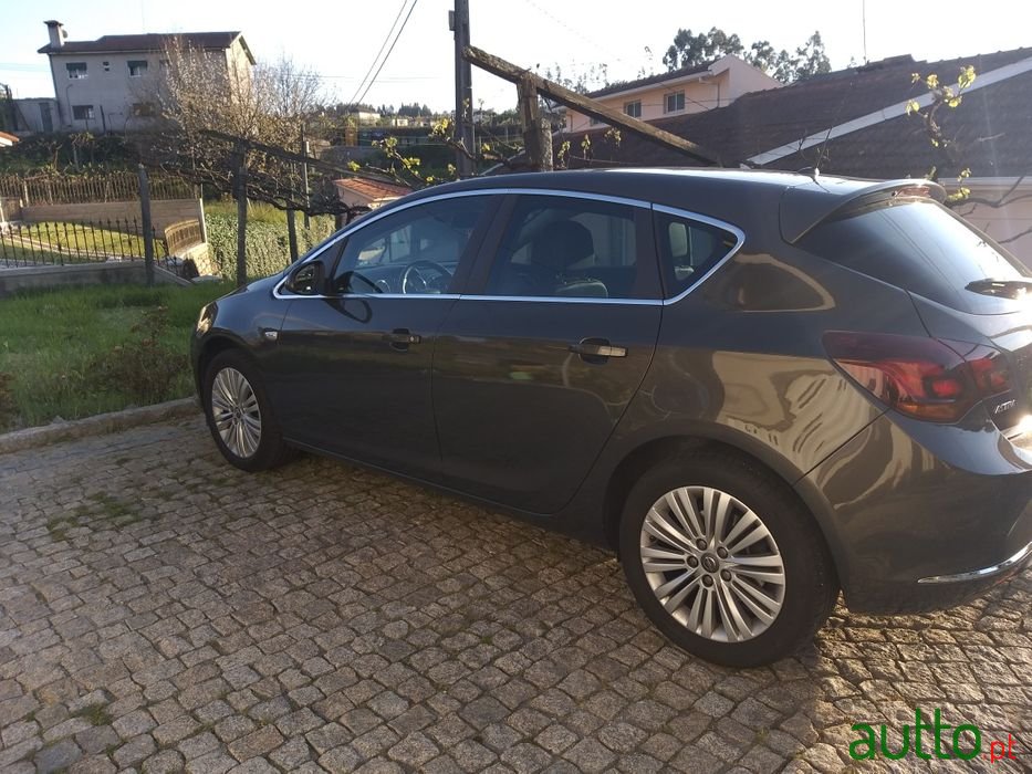 2014' Opel Astra photo #5