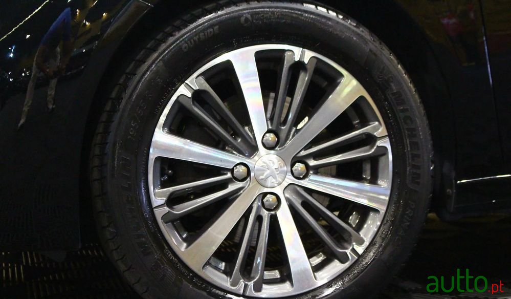 2020' Peugeot 208 photo #3