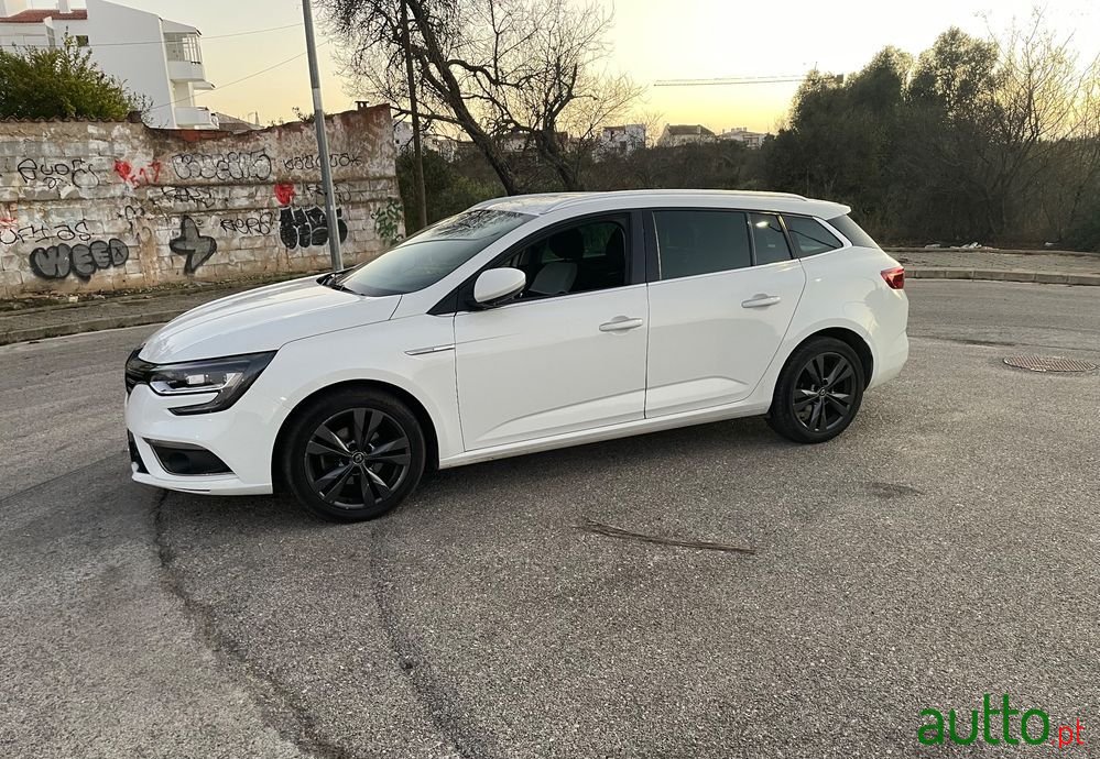 2021' Renault Megane Sport Tourer photo #2