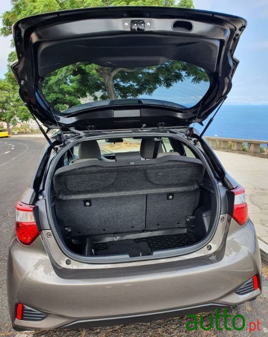 2017' Toyota Yaris photo #2