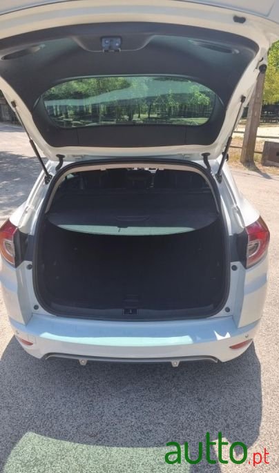 2011' Renault Megane Sport Tourer photo #6