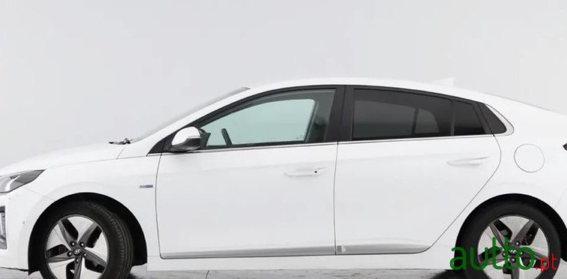 2020' Hyundai Ioniq 1.6 Gdi Hev photo #2