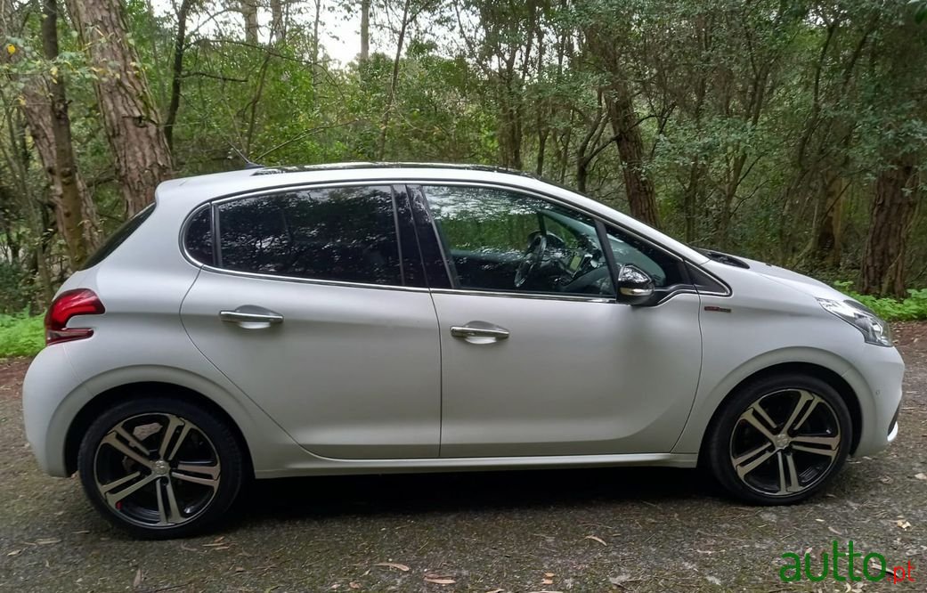 2017' Peugeot 208 Gt-Line photo #3