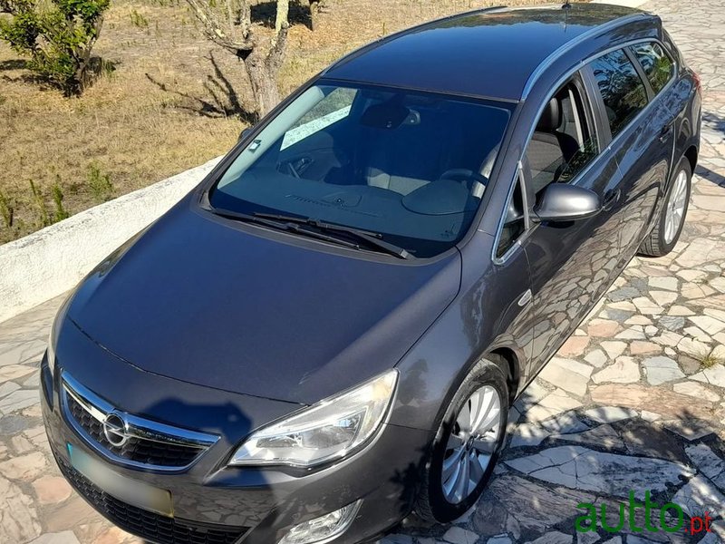 2011' Opel Astra Caravan photo #1