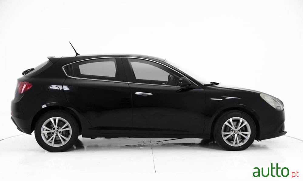 2010' Alfa Romeo Giulietta photo #2