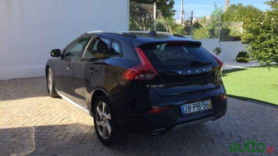 2014' Volvo V40 Cross Country photo #2