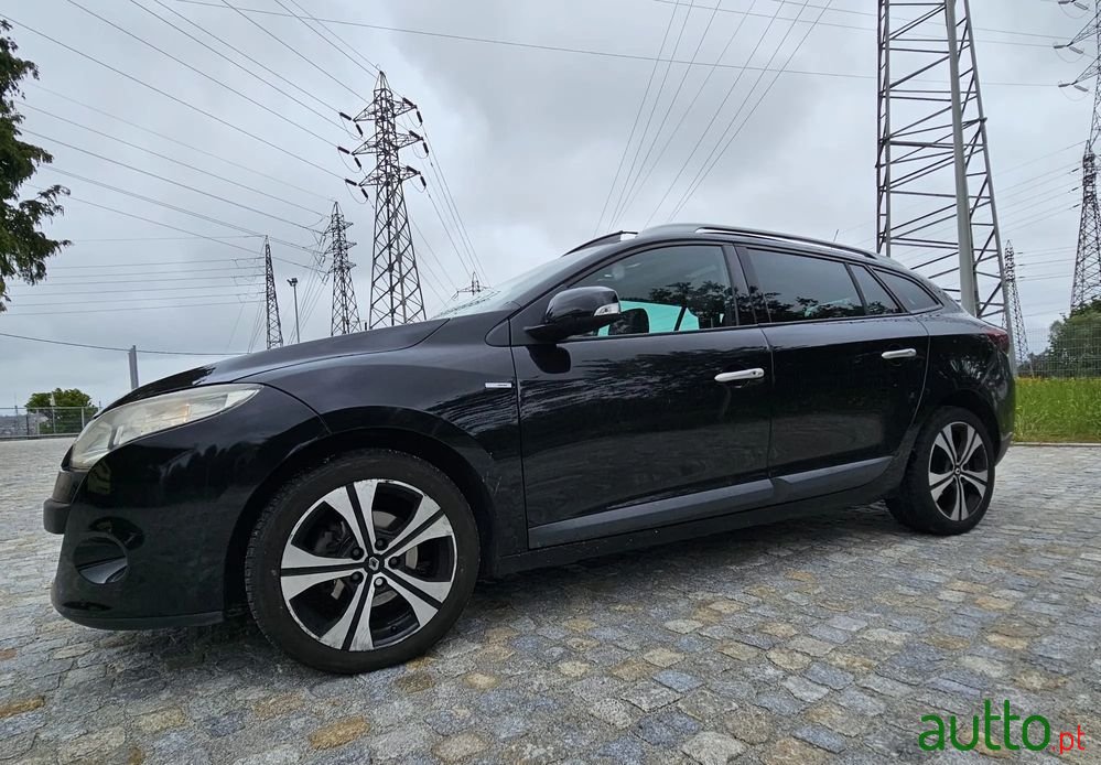 2011' Renault Megane Sport Tourer photo #2