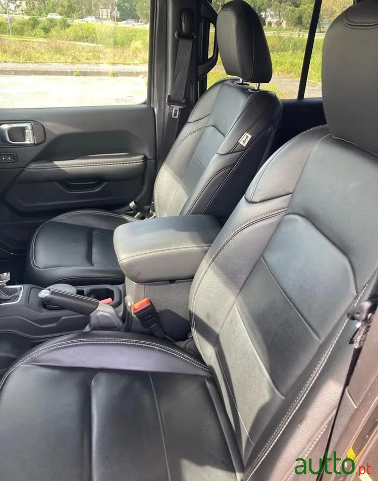 2021' Jeep Gladiator photo #2