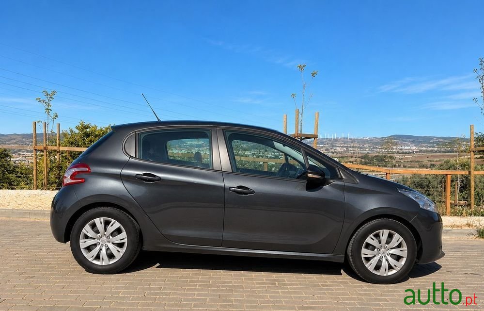 2014' Peugeot 208 82 Vti Active photo #4