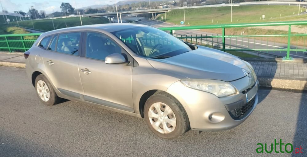 2010' Renault Megane Sport Tourer photo #2