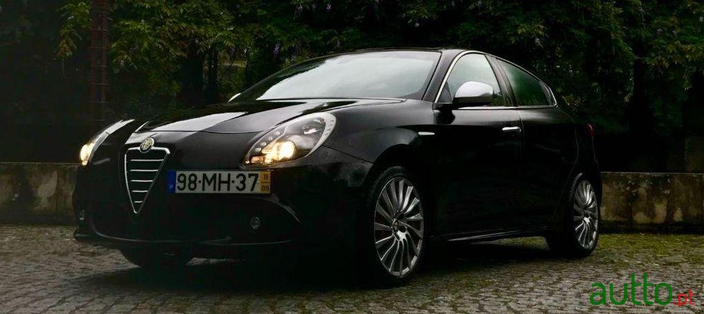 2011' Alfa Romeo Giulietta photo #2