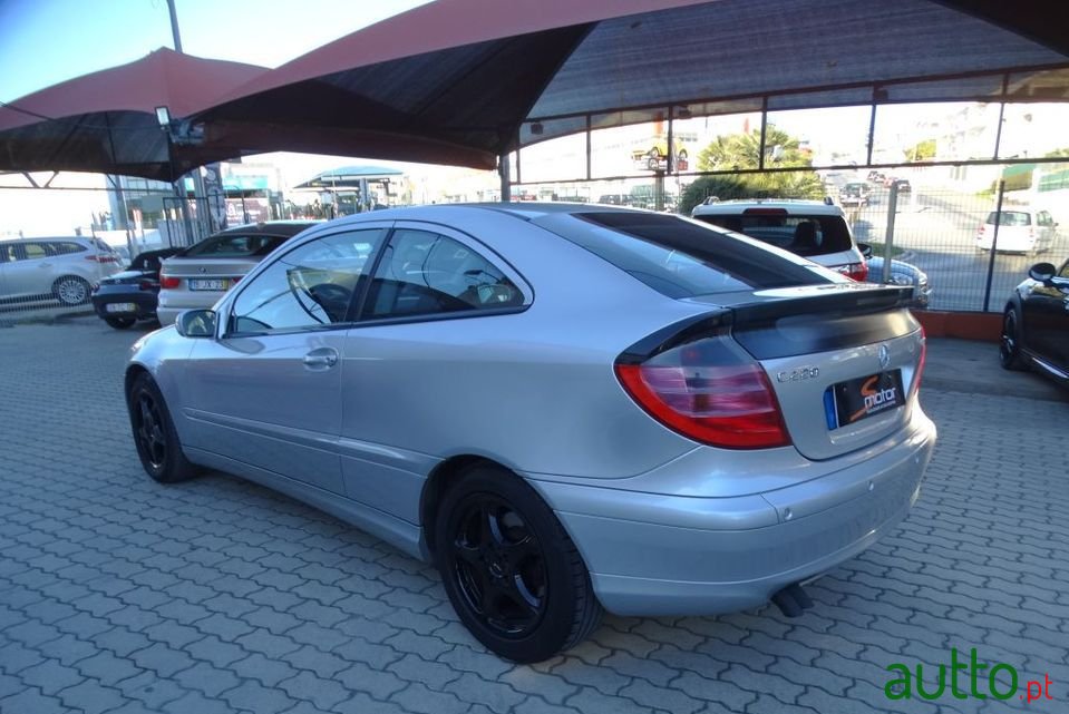 2004' Mercedes-Benz C-220 photo #3
