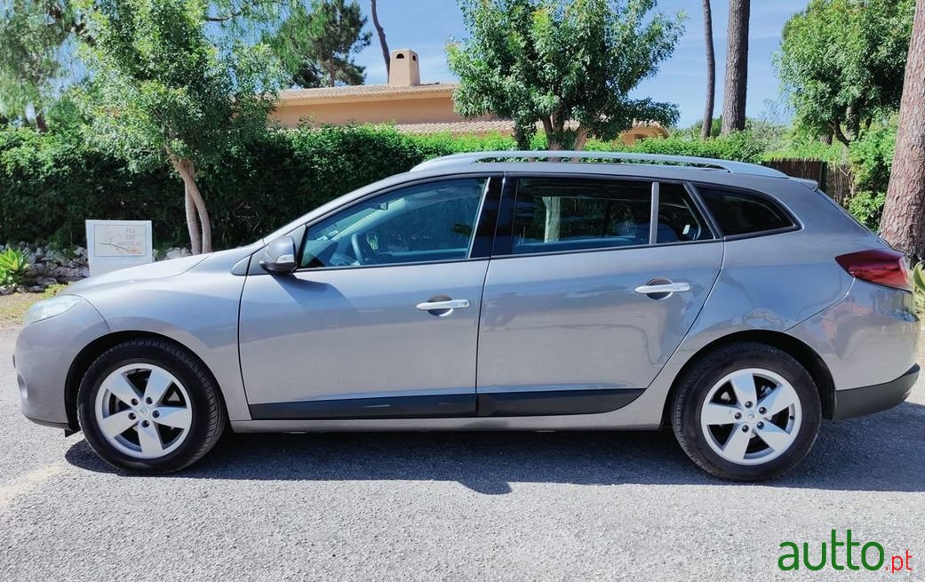 2012' Renault Megane Sport Tourer photo #2