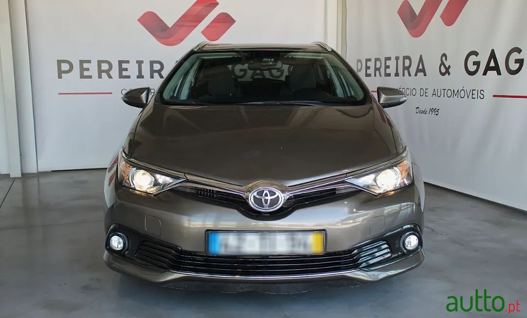 2017' Toyota Auris Touring Sports photo #2