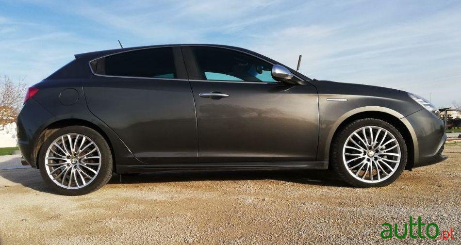 2011' Alfa Romeo Giulietta Progression photo #3