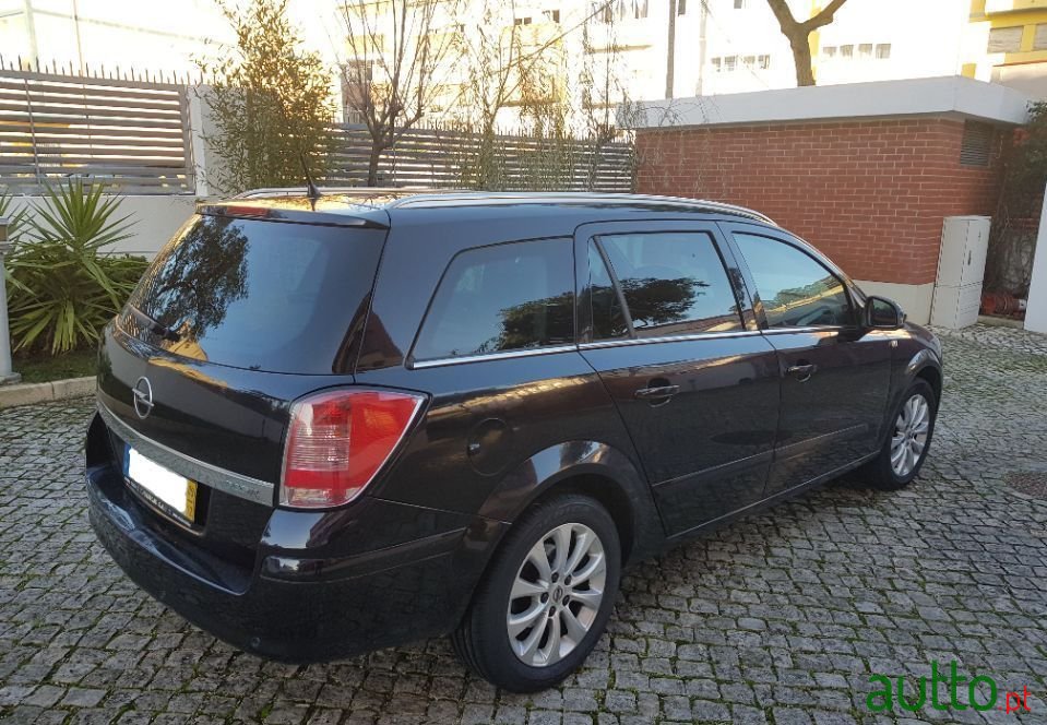 2009' Opel Astra Caravan photo #3