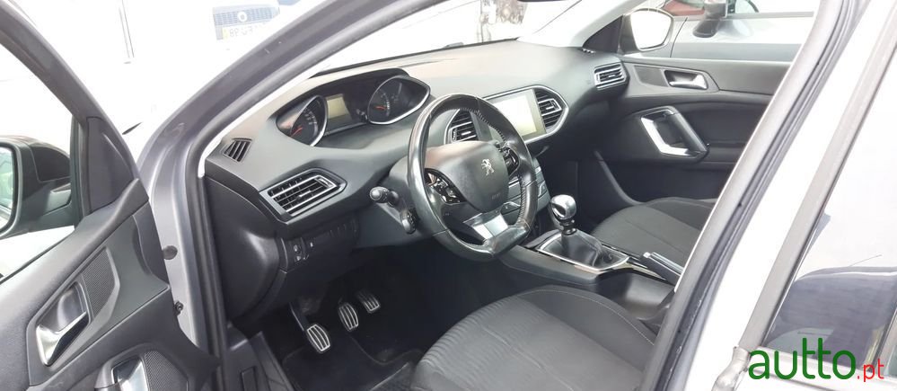 2014' Peugeot 308 photo #5