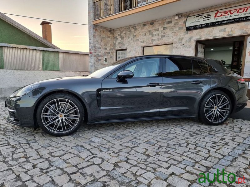 2018' Porsche Panamera Sport Turismo photo #4