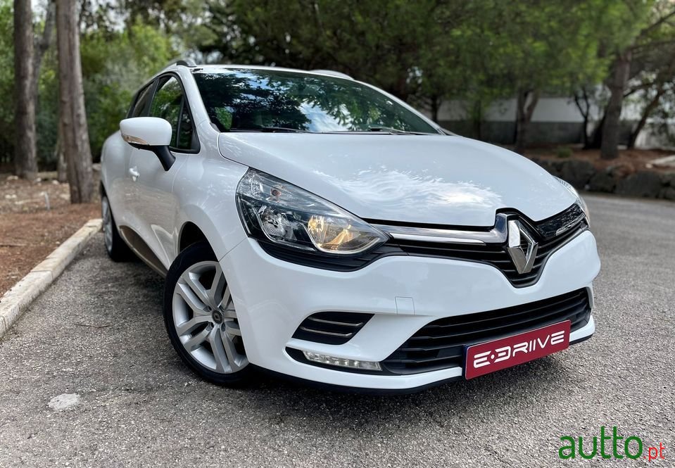 2017' Renault Clio Sport Tourer photo #1
