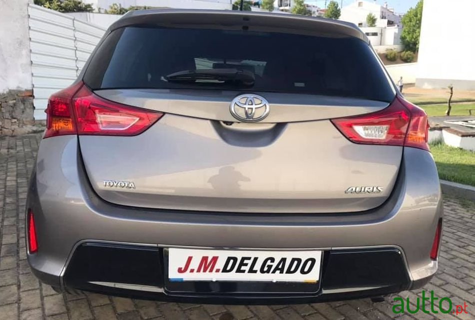 2012' Toyota Auris photo #4