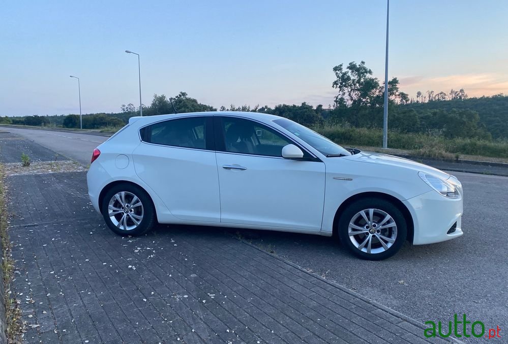 2012' Alfa Romeo Giulietta photo #4