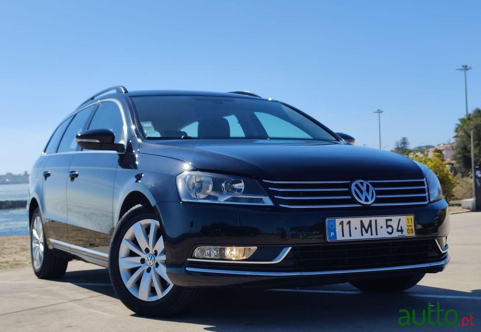 2011' Volkswagen Passat Variant photo #1