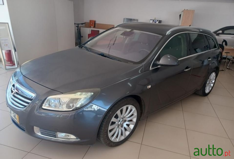 2011' Opel Insignia Sports Tourer photo #1