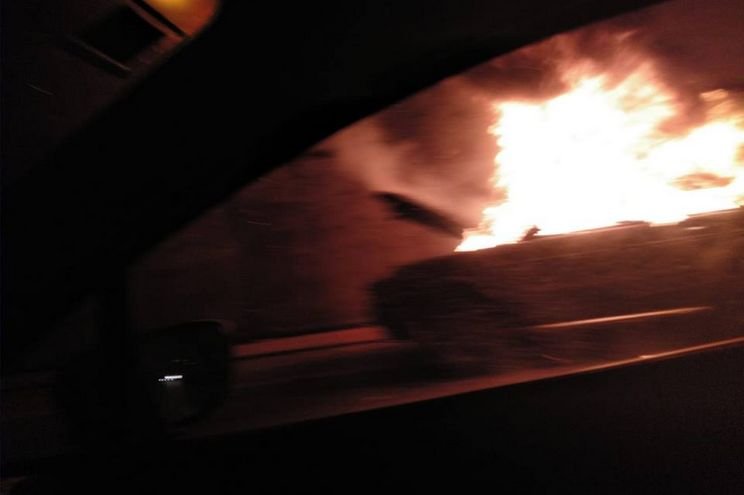 Carro ardeu no Túnel do Grilo e provocou congestionamentos no trânsito