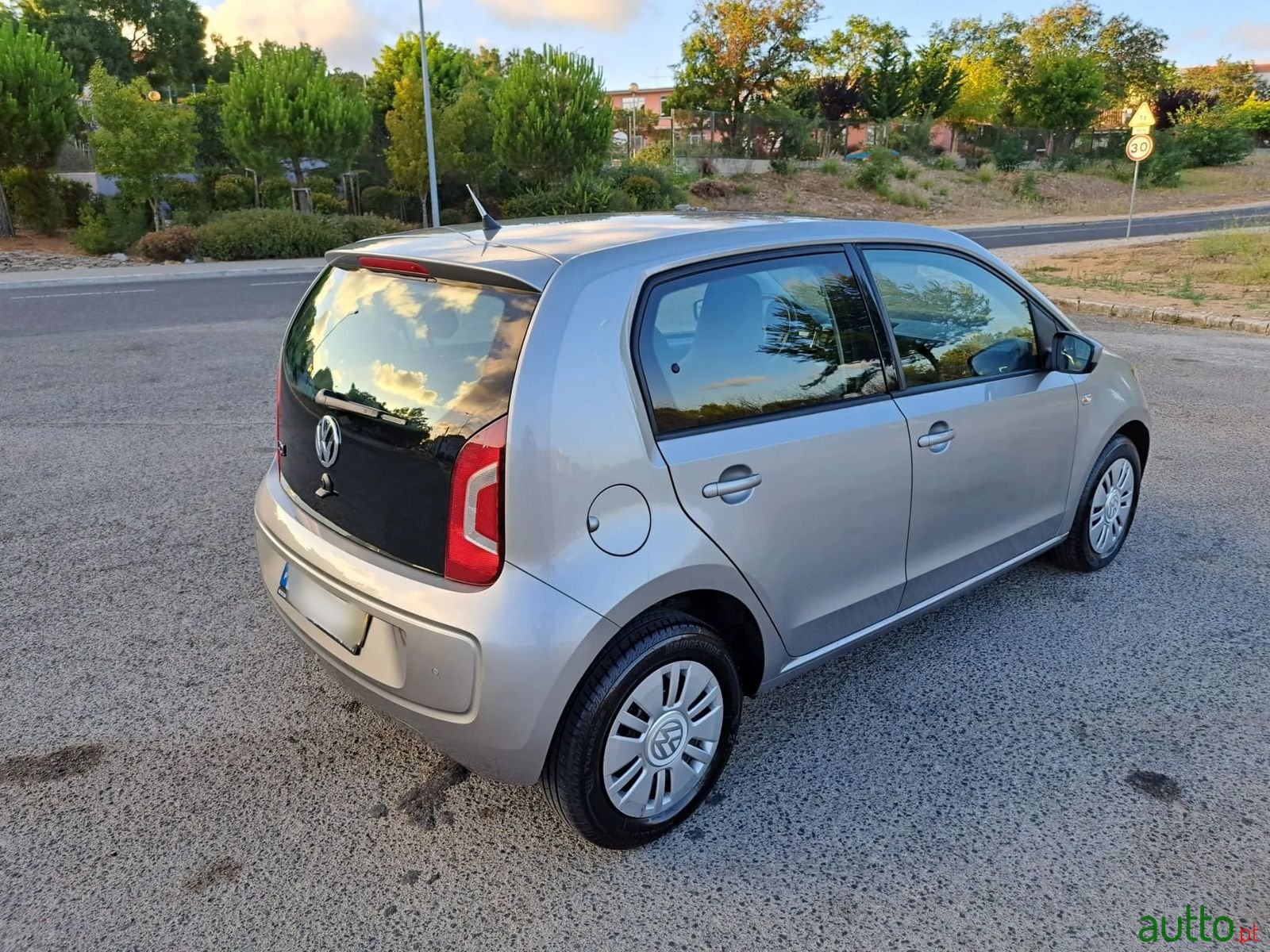 2013' Volkswagen Up photo #6