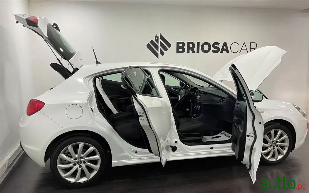 2016' Alfa Romeo Giulietta photo #3