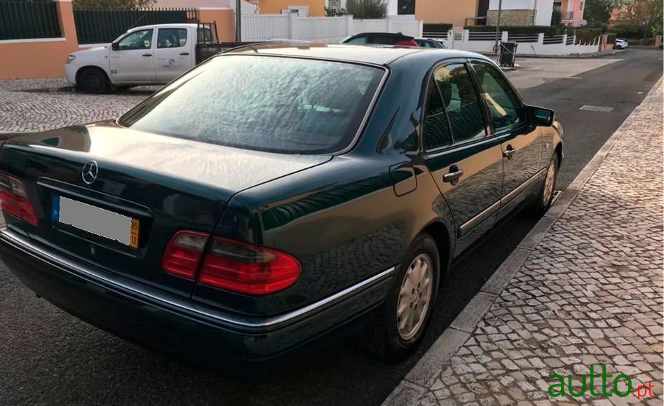 1996' Mercedes-Benz E-220 photo #1