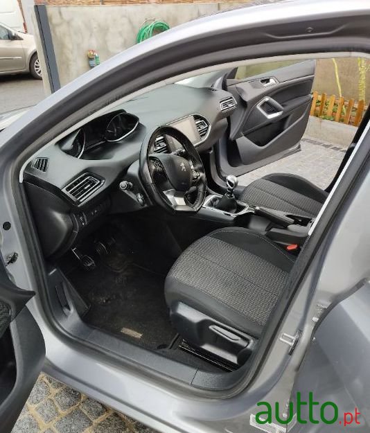 2017' Peugeot 308 Sw photo #2