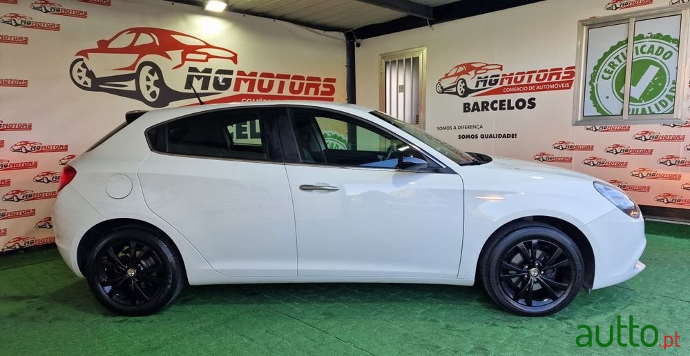 2011' Alfa Romeo Giulietta photo #3