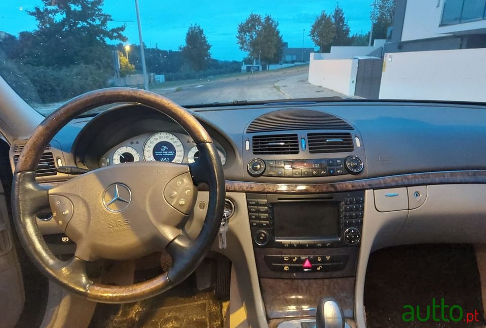 2003' Mercedes-Benz E-200 photo #3