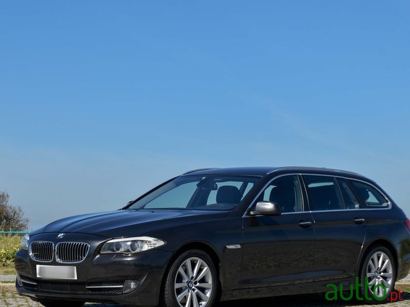2011' BMW 520 Da Touring Executive photo #3