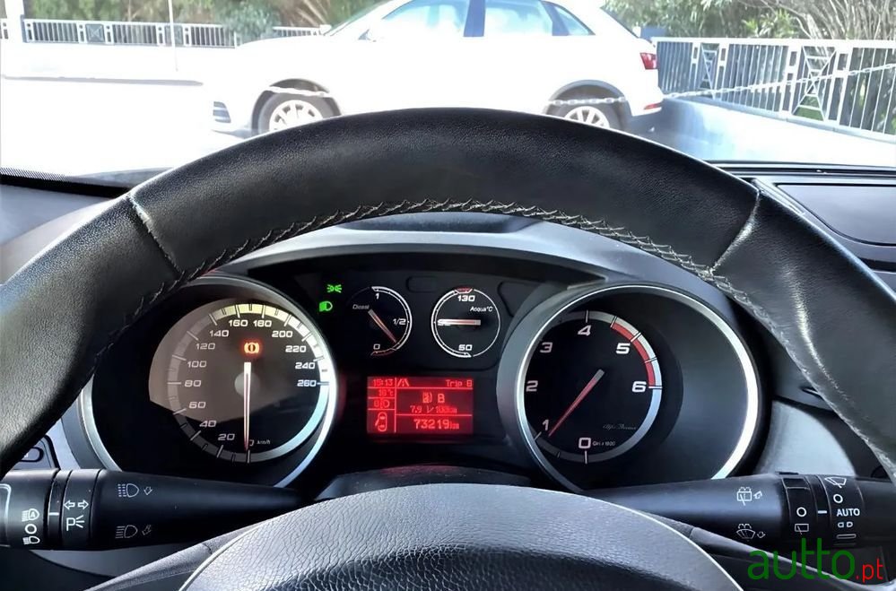 2014' Alfa Romeo Giulietta photo #6