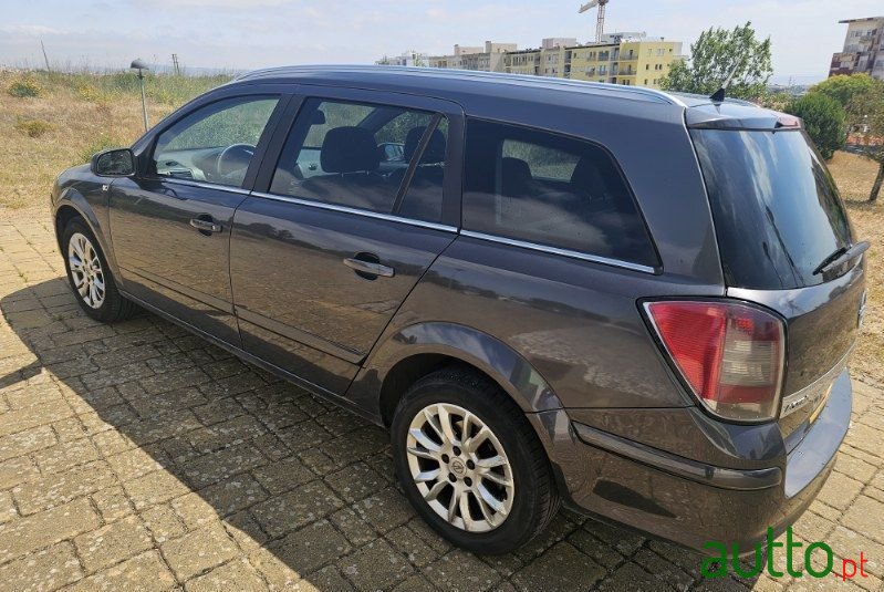 2008' Opel Astra Caravan photo #2