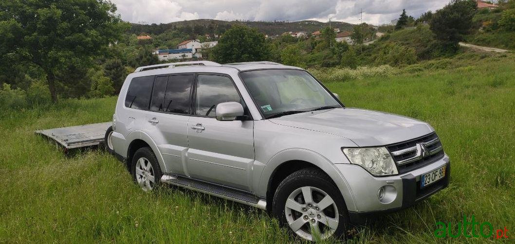 2009' Mitsubishi Pajero photo #2