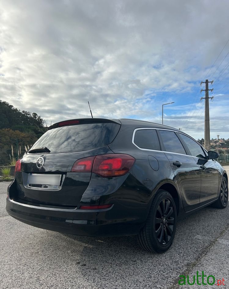 2011' Opel Astra Sports Tourer photo #5