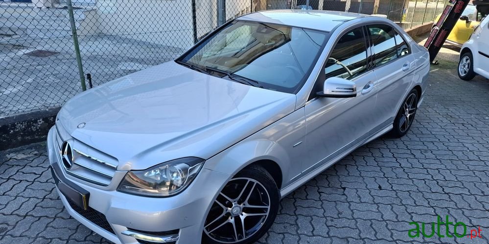 2011' Mercedes-Benz Classe C photo #2