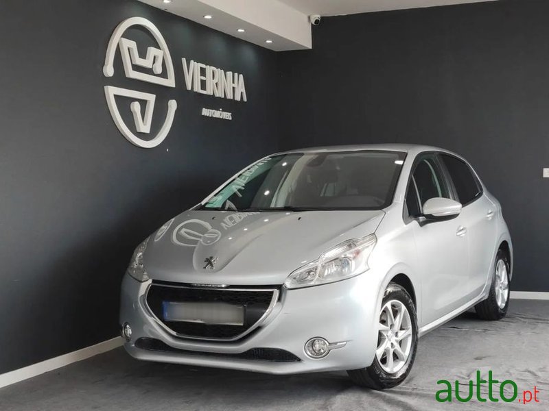 2014' Peugeot 208 1.4 Hdi Active photo #2