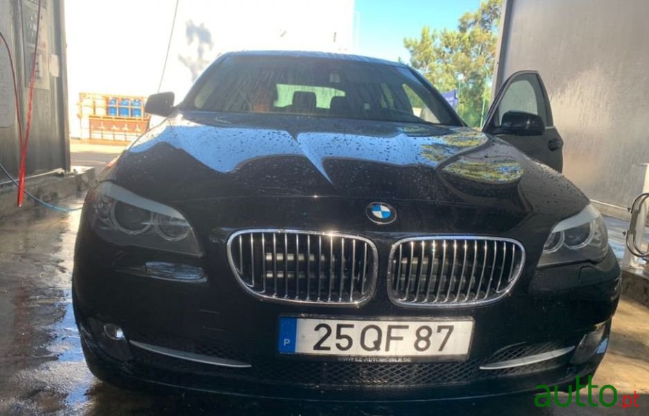 2011' BMW 520 520D photo #1