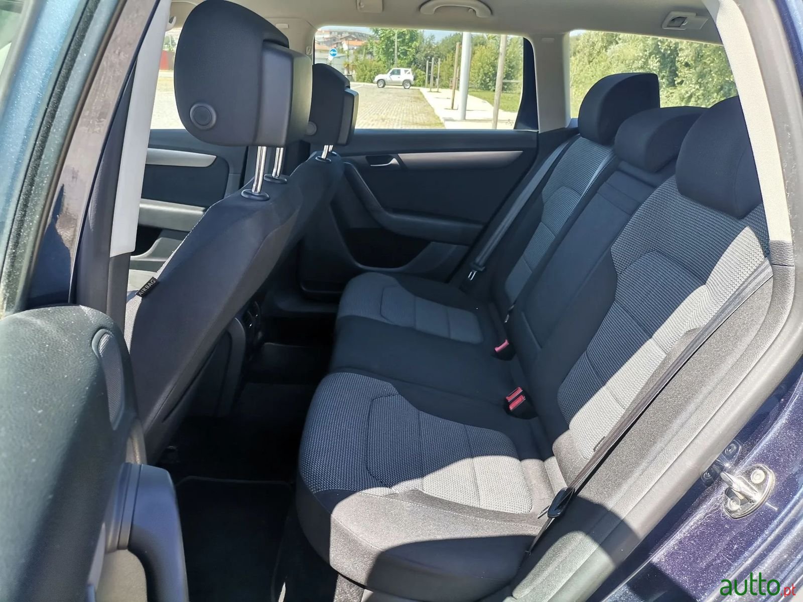 2011' Volkswagen Passat photo #4