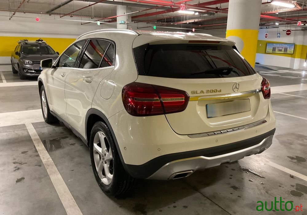 2017' Mercedes-Benz GLA 200 D Urban Aut. photo #4