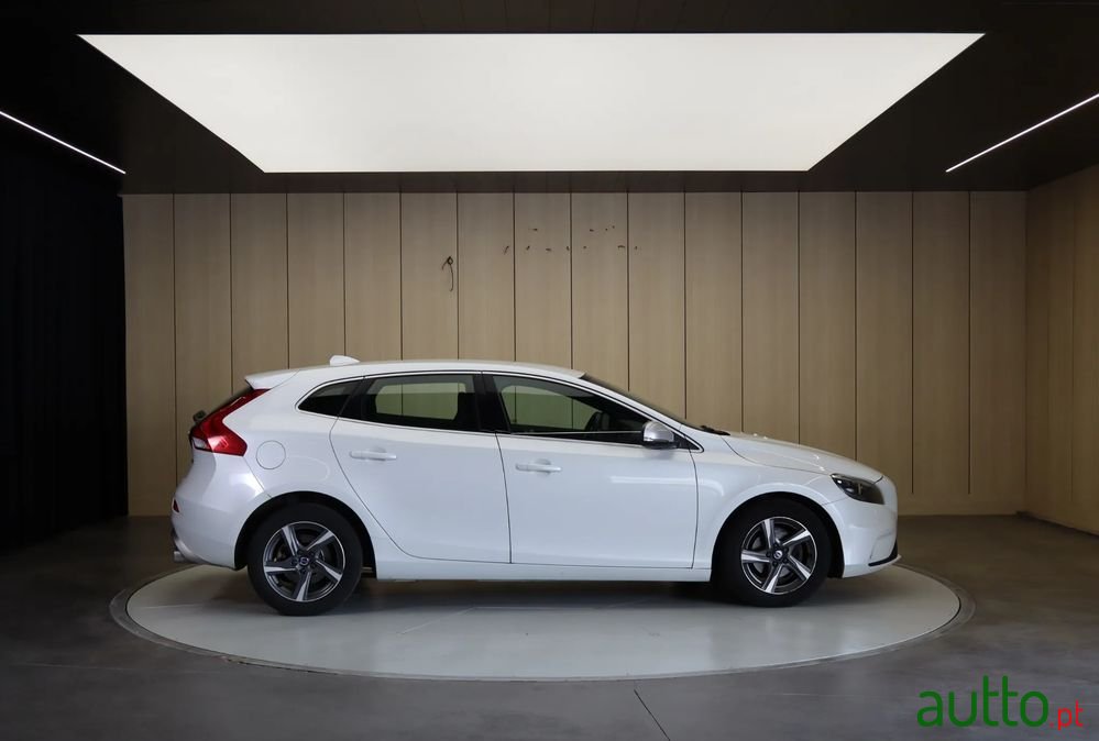 2015' Volvo V40 D2 Rdesign photo #6