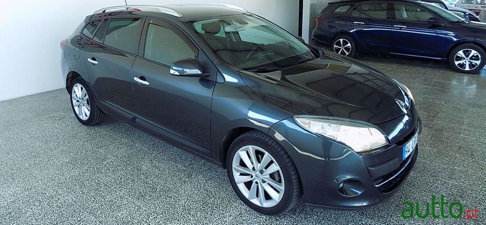 2011' Renault Megane Sport Tourer photo #2