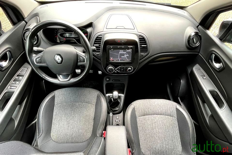 2019' Renault Captur photo #2